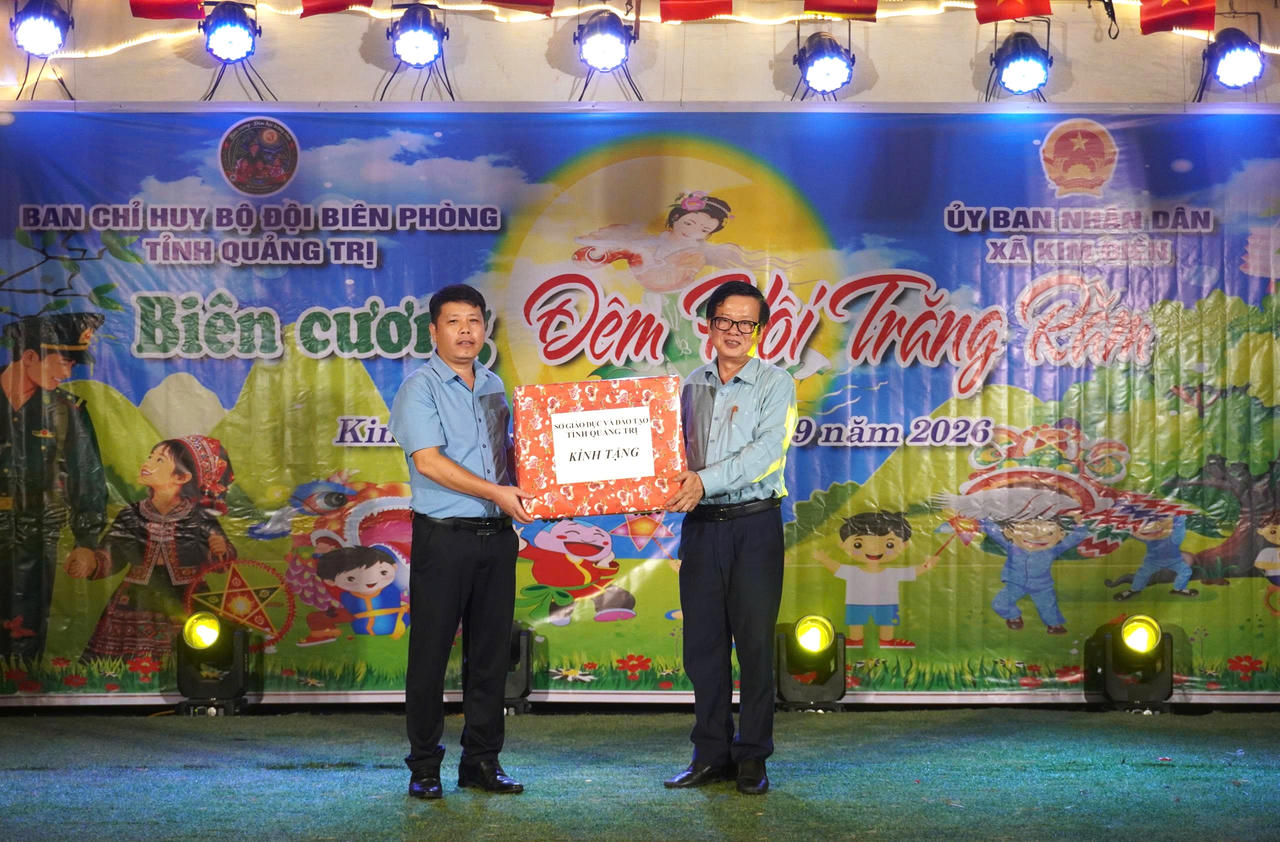 Sở GD&ĐT trao quà tặng, chung tay chăm lo học sinh vùng biên. (Ảnh: BĐBP Quảng Trị)