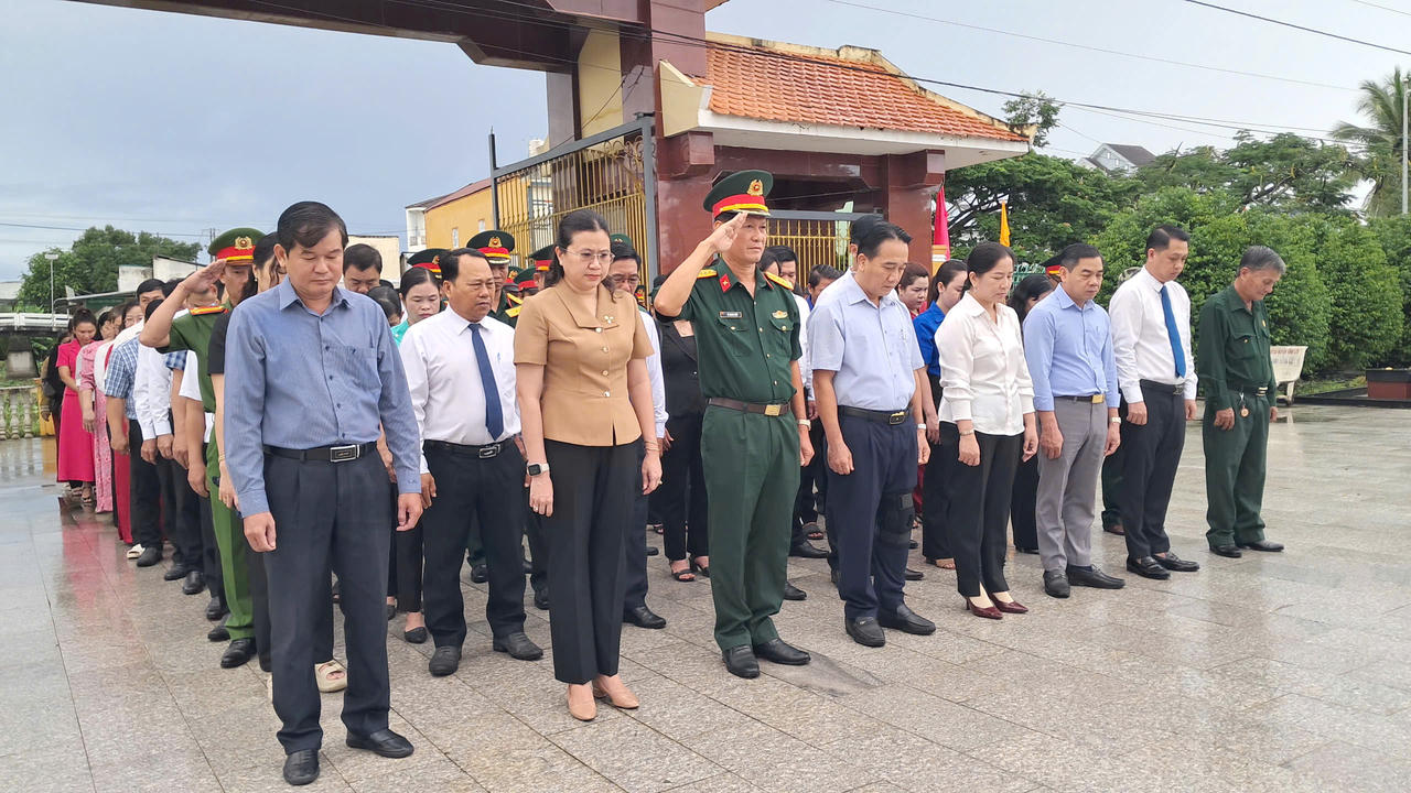 Ban Chỉ đạo 515 tỉnh Cà Mau cùng lãnh đạo Đảng ủy, UBND các xã thành kính dâng hoa, dâng hương và dành phút mặc niệm tưởng nhớ, tri ân sâu sắc các anh hùng liệt sĩ tại Nghĩa trang Liệt sĩ Vĩnh Lợi (Ảnh: T.N).