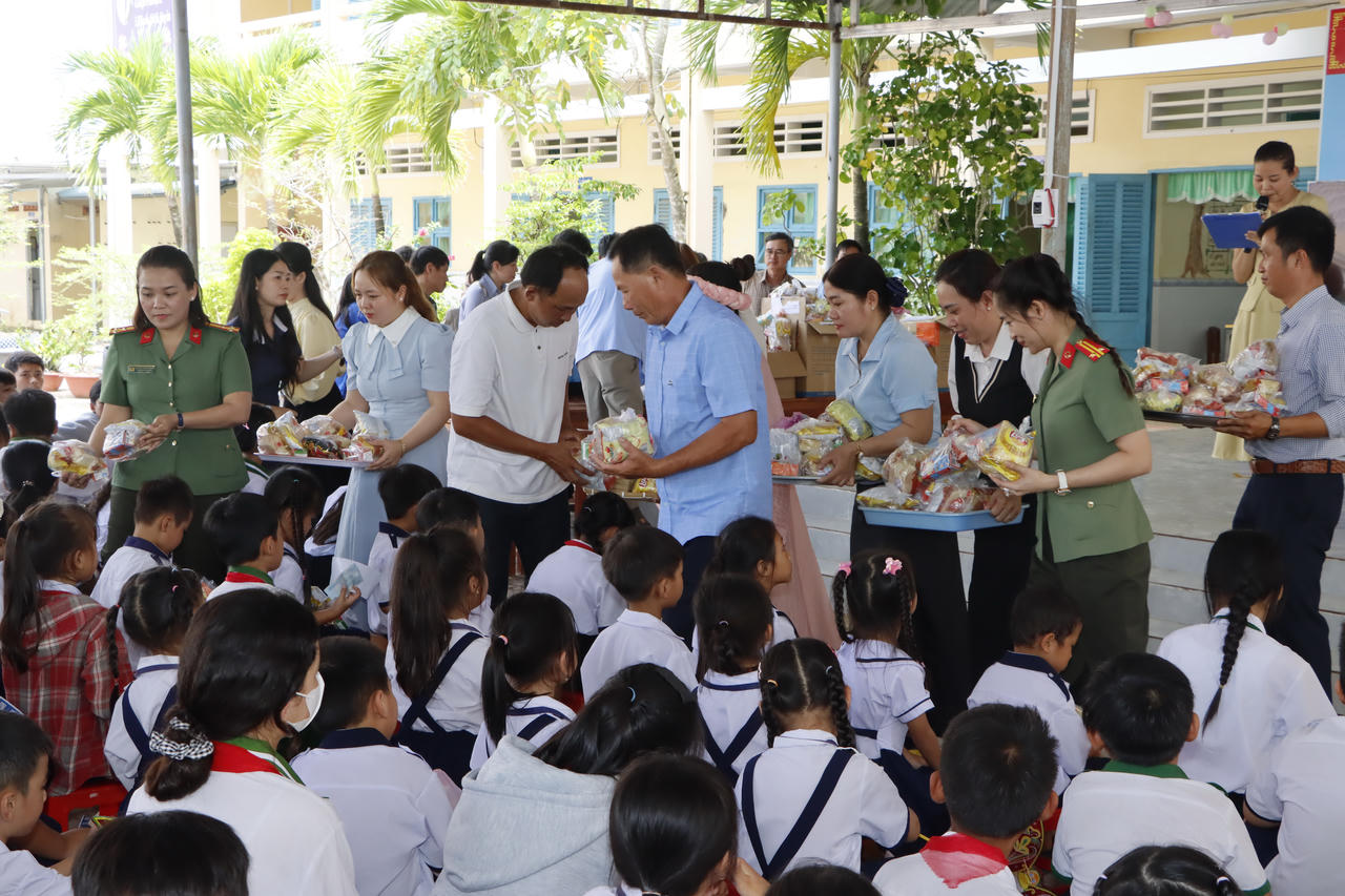 Học sinh Trường Tiểu học và THCS Nguyễn Việt Khái nhận bánh kẹo nhân dịp Tết Trung thu (Ảnh: T.N).