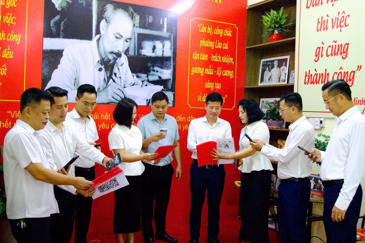 Các đại biểu tìm hiểu tư liệu về Chủ tịch Hồ Chí Minh. (Ảnh: Nguyễn Hải)