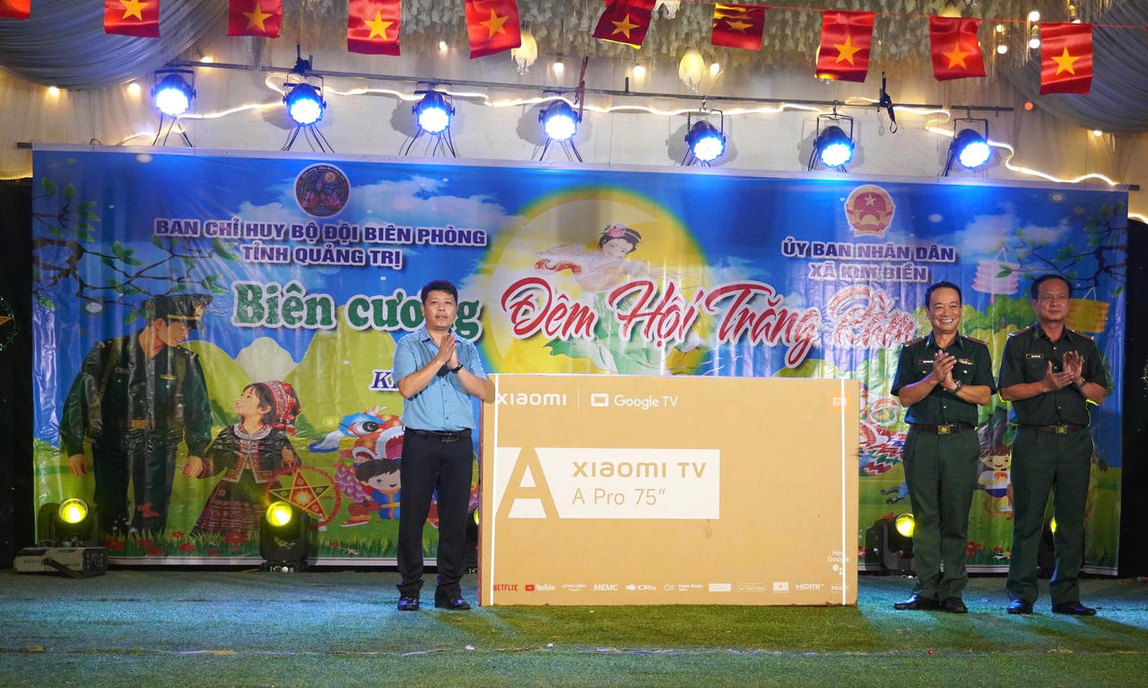 Lãnh đạo BĐBP tỉnh Quảng Trị trao tặng tivi cho địa phương tại chương trình “Biên cương - Đêm hội trăng rằm”. (Ảnh: BĐBP Quảng Trị)