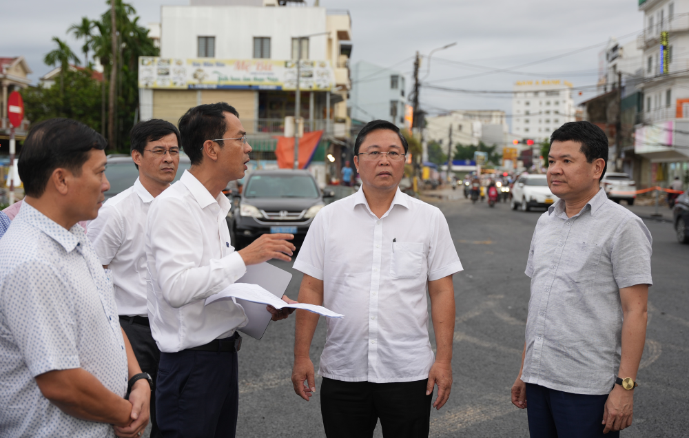 Đoàn công tác kiểm tra thực tế tiến độ thi công tuyến đường Bà Triệu. (Ảnh: UBND TP Huế)