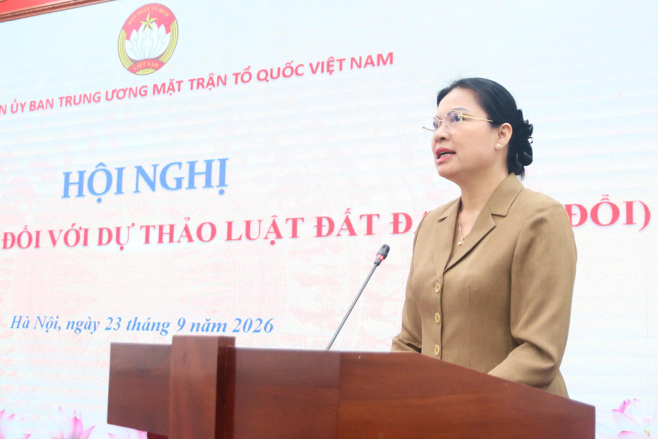 Bà Hà Thị Nga - Ủy viên Trung ương Đảng, Phó Chủ tịch - Tổng Thư ký Ủy ban Trung ương MTTQ Việt Nam phát biểu  tại Hội nghị.