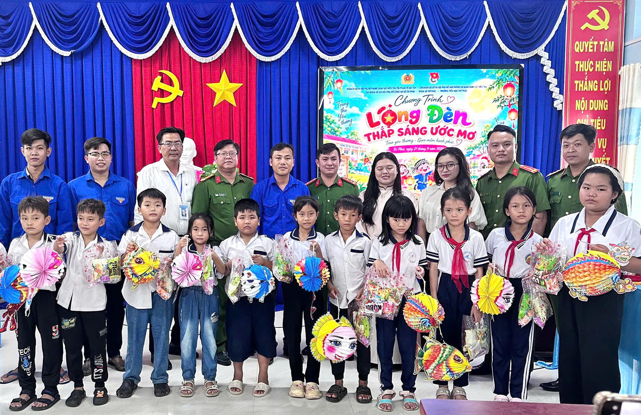 Chương trình “Lồng đèn thắp sáng ước mơ” tại Trường Tiểu học Trí Phải (Ảnh: H.Đ).