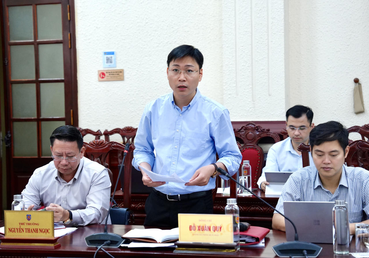Chánh Văn phòng Bộ Đỗ Xuân Quý báo cáo tại cuộc họp.
