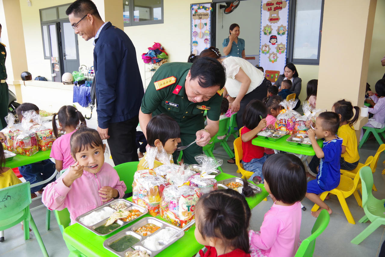Bộ chỉ huy quân sự Quảng Trị phối hợp tổ chức chương trình "Thời sự về bản"