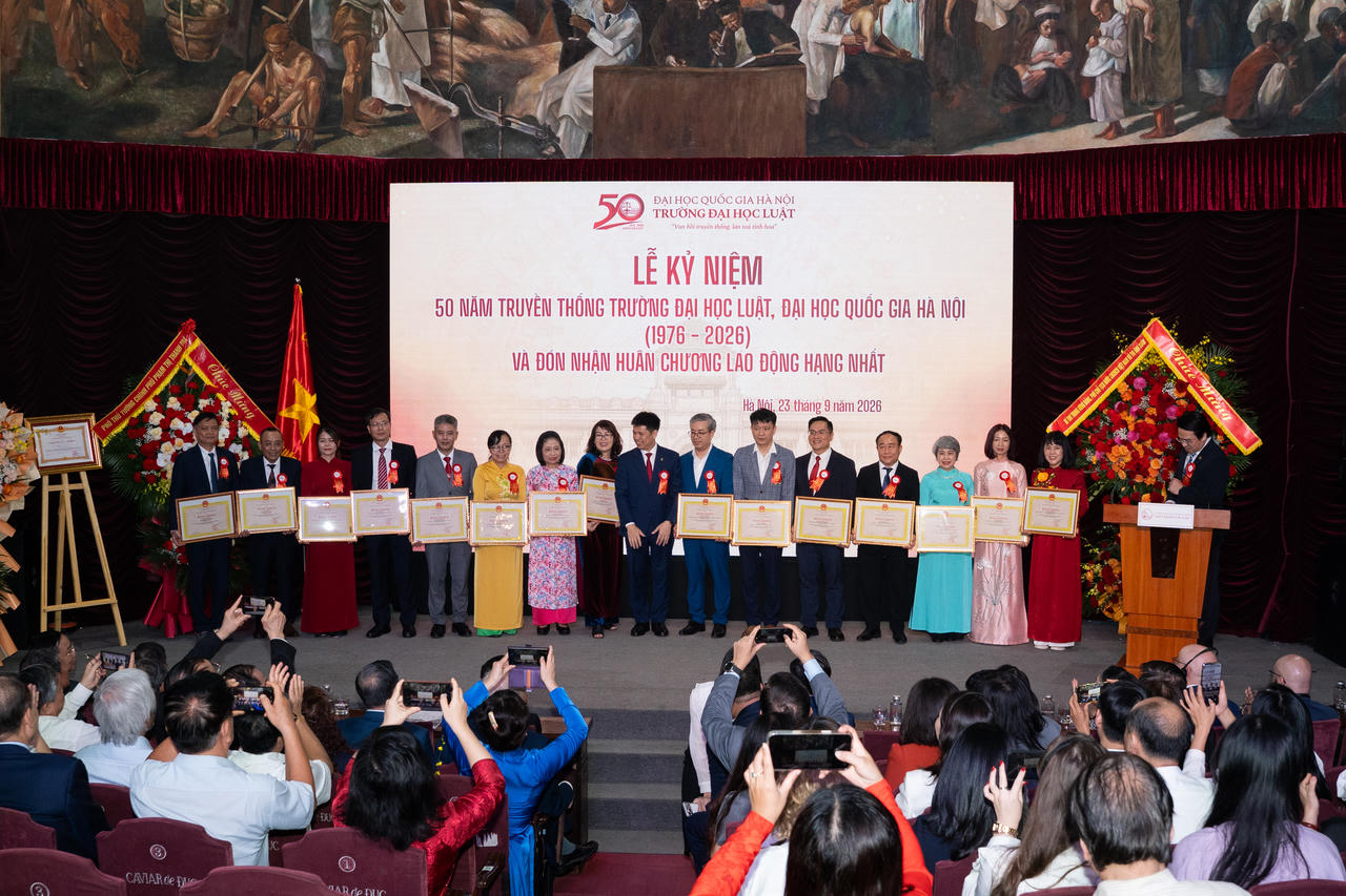 Trường Đại học Luật, ĐHQGHN đón nhận Huân chương Lao động hạng Nhất