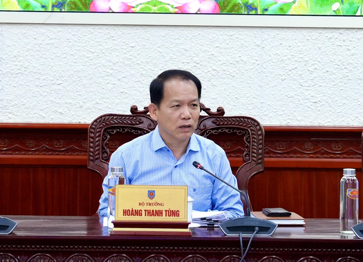 Bộ trưởng Hoàng Thanh Tùng phát biểu tại cuộc họp.
