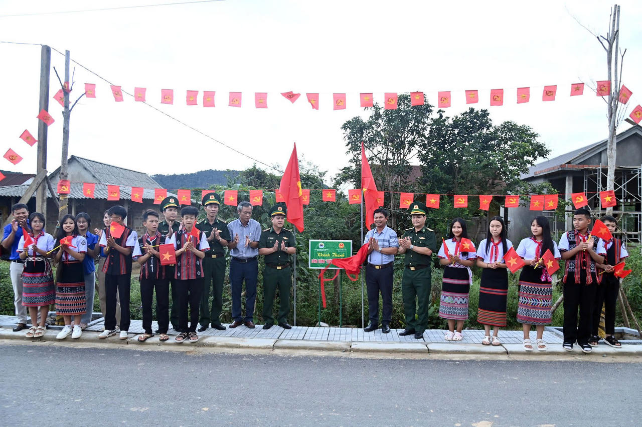 Khánh thành và đưa vào sử dụng công trình “Đường cờ Tổ quốc” trên tuyến đường vào Trường Phổ thông nội trú liên cấp Tiểu học và Trung học cơ sở A Lưới 4, dài 1km. (Ảnh: G.Hưng)