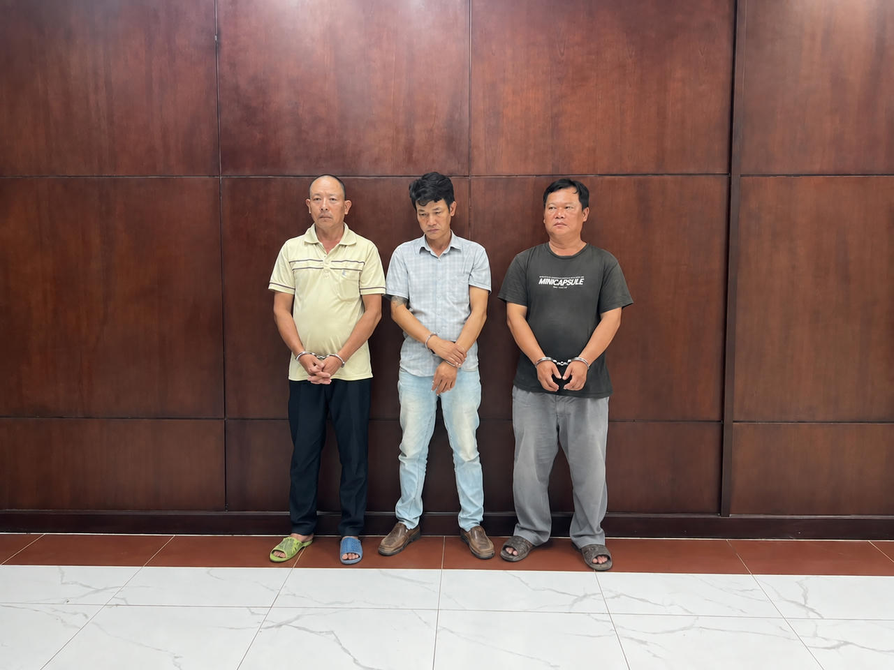 Các đối tượng Hà Xuân Trường, Trần Văn Hoài Hận, Bàn Hữu Nguyên tại cơ quan điều tra. Ảnh: Công an cung cấp
