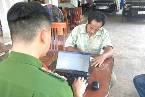 Nghi phạm đâm em trai tử vong, trốn vào rừng 1 tháng đã ra đầu thú