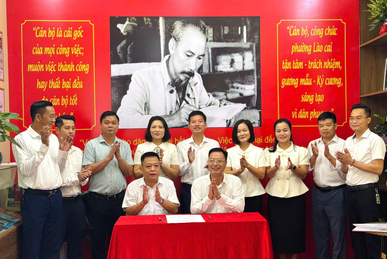 Đại diện các chi bộ ký cam kết thực hiện 6 việc làm theo Bác. (Ảnh: Nguyễn Hải)