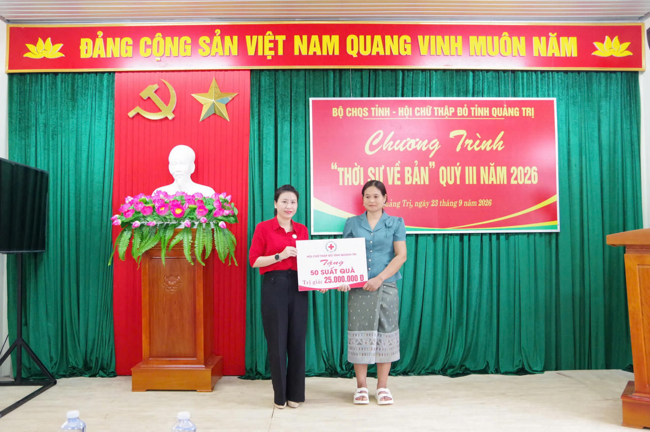 Hội Chữ thập đỏ tỉnh Quảng Trị trao 50 suất quà cho người dân có hoàn cảnh khó khăn tại chương trình. (Ảnh: Hoàng Cuối)