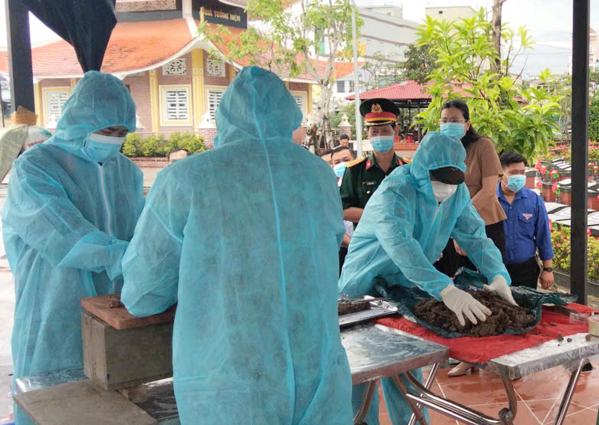 Cà Mau: Lấy mẫu sinh phẩm, xác định danh tính hài cốt liệt sĩ tại Nghĩa trang Vĩnh Lợi