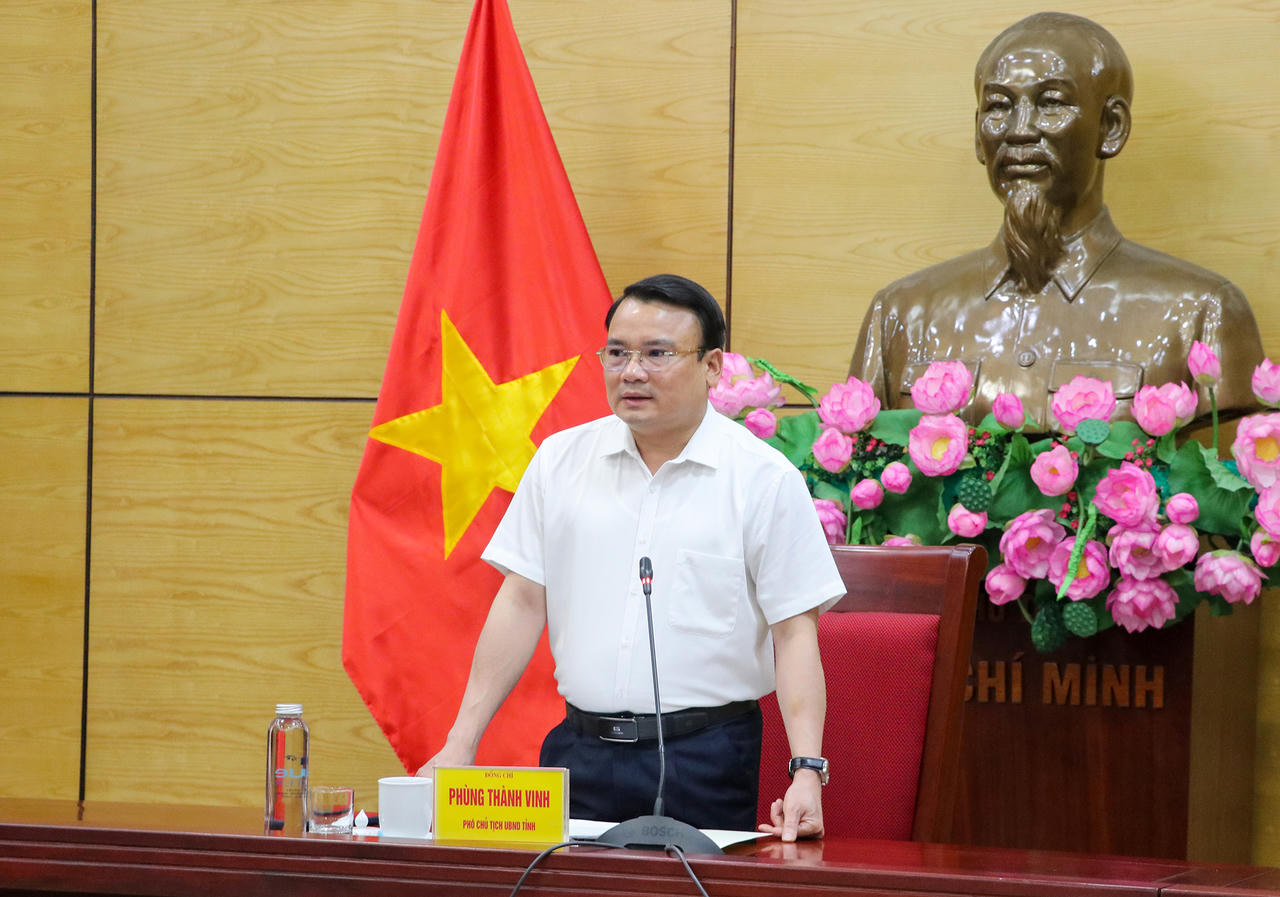 Phó Chủ tịch UBND tỉnh Phùng Thành Vinh phát biểu chỉ đạo tại buổi làm việc (ảnh Phan Quỳnh)