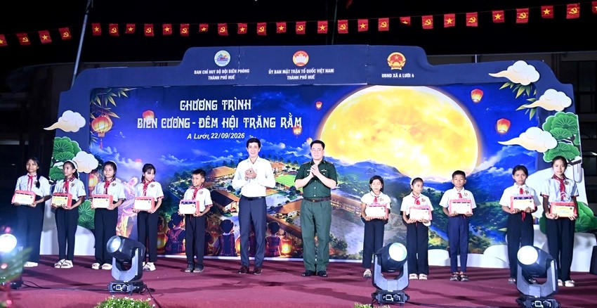 Tại chương trình, Ban tổ chức đã trao 300 suất quà Trung thu và 100 suất học bổng “Nâng bước em tới trường. (Ảnh: G.Hưng)