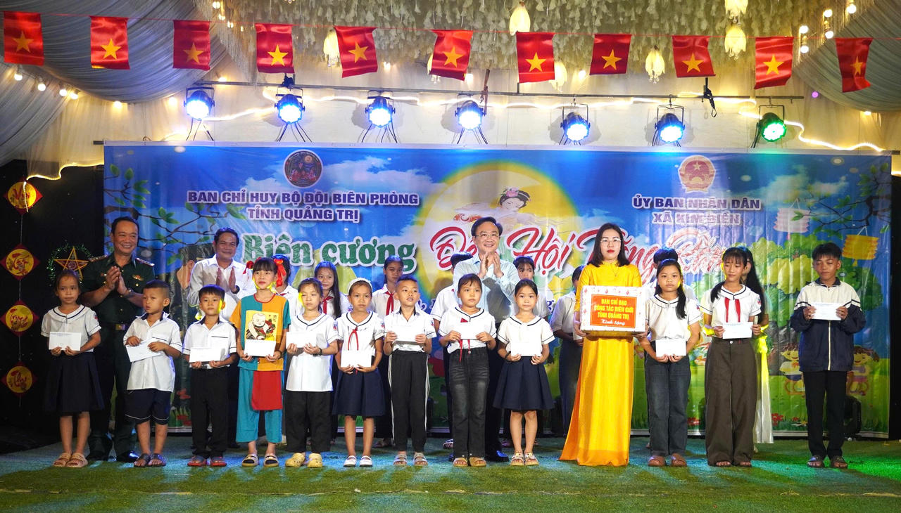 Phó Chủ tịch UBND tỉnh Hoàng Xuân Tân cùng các đại biểu trao quà, học bổng cho các em học sinh có hoàn cảnh khó khăn tại chương trình. (Ảnh: BĐBP Quảng Trị)