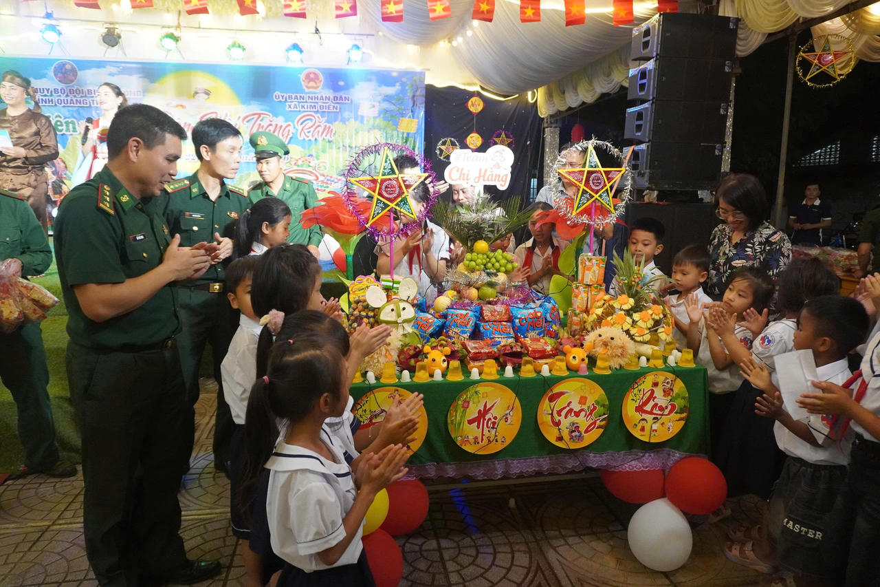 Từ những món quà Trung thu đến hành trình nâng bước trẻ em vùng biên Quảng Trị