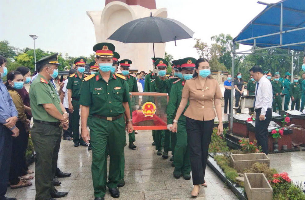 Cà Mau: Lấy mẫu sinh phẩm, xác định danh tính hài cốt liệt sĩ tại Nghĩa trang Vĩnh Lợi