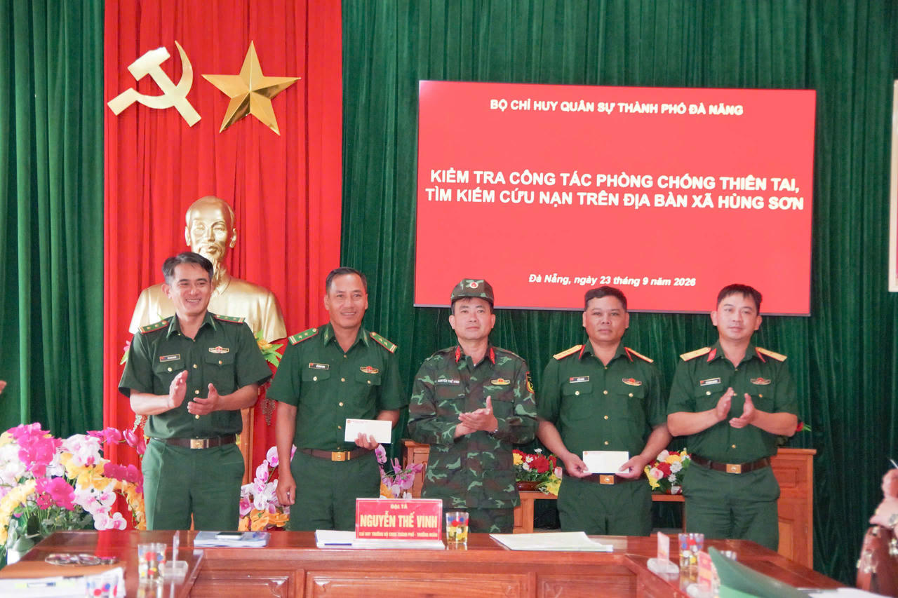 Đại tá Nguyễn Thế Vinh, Chỉ huy trưởng Bộ CHQS thành phố cùng Đoàn công tác làm việc với lãnh đạo UBND xã Hùng Sơn, Ban CHQS xã và Đồn Biên phòng Ga Ry (ảnh Vân Anh)