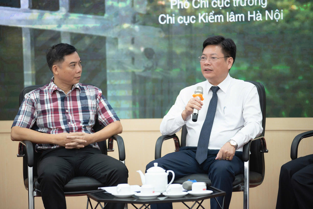 Ông Bùi Huy Khôi, Phó Chi cục trưởng Chi cục Kiểm lâm Hà Nội (trái); ông Nguyễn Văn Công, Phó Chủ tịch Ủy ban nhân dân xã Phúc Thọ (phải). (Nguồn: ENV)