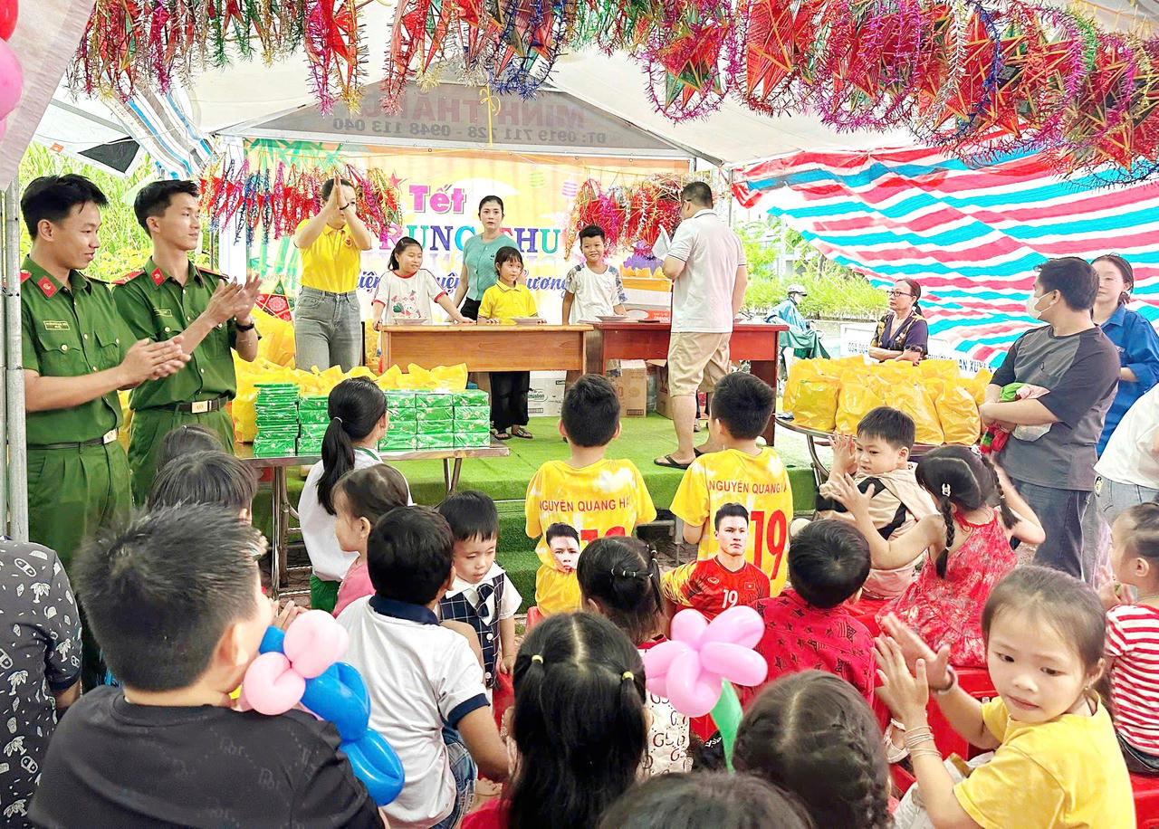 Cán bộ, chiến sĩ Trại Tạm giam số 1 tổ chức chương trình “Vui Tết Trung thu”, trao quà cho trẻ em có hoàn cảnh khó khăn (Ảnh: H.Đ).