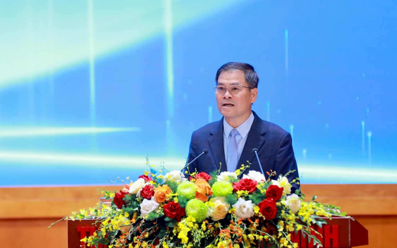 Ông Bùi Văn Khắng - Phó Bí thư Thành ủy, Chủ tịch UBND thành phố Quảng Ninh, phát biểu tại hội nghị.  (Ảnh: Cổng TTĐT Quảng Ninh)
