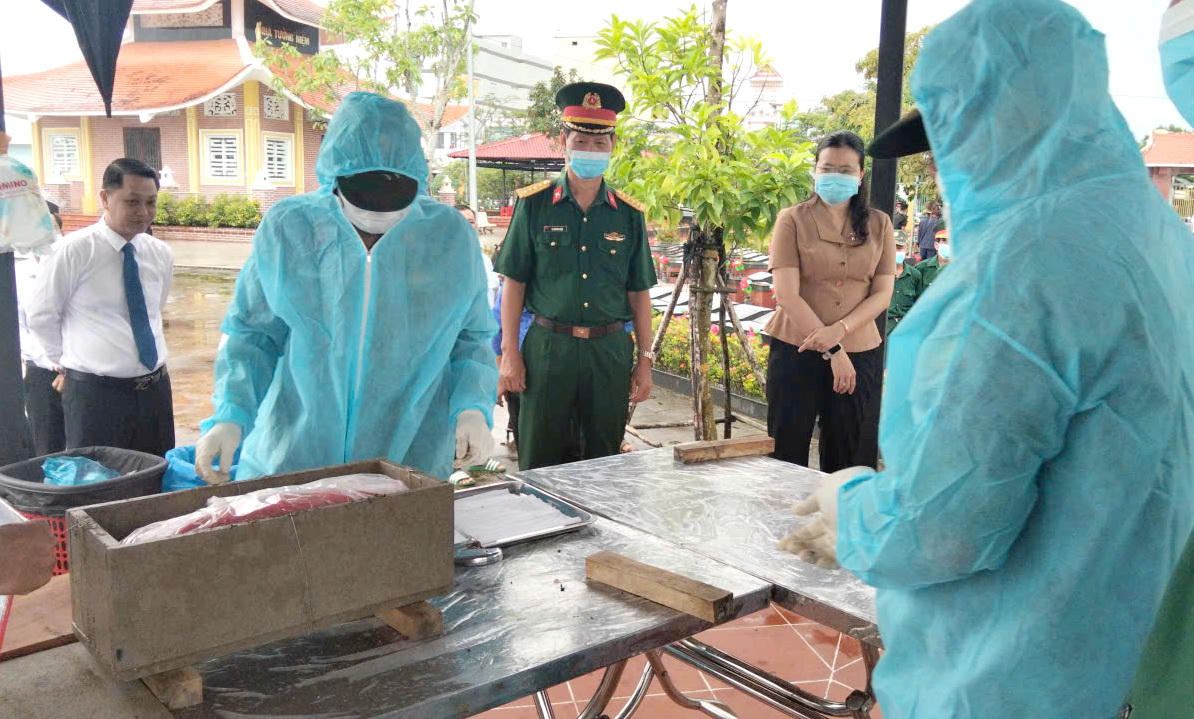 Cà Mau: Lấy mẫu sinh phẩm, xác định danh tính hài cốt liệt sĩ tại Nghĩa trang Vĩnh Lợi