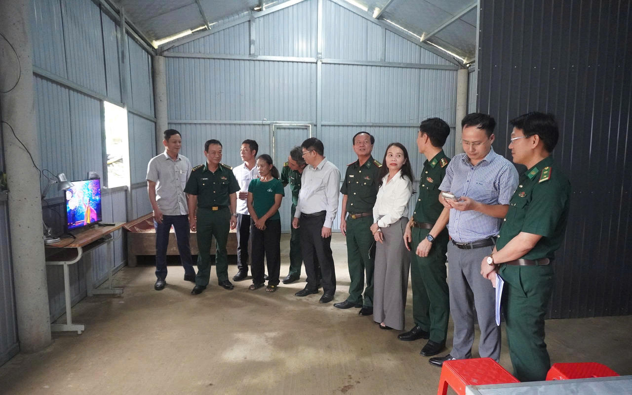 Niềm vui của người dân vùng biên khi đón nhận chiếc tivi được Bộ đội Biên phòng tỉnh Quảng Trị trao tặng. (Ảnh: BĐBP Quảng Trị)
