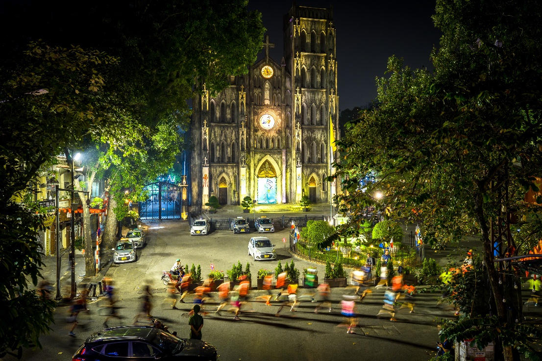 Tác phẩm: Chạy khi Thành phố ngủ (Ảnh Ngô Huy Hòa).