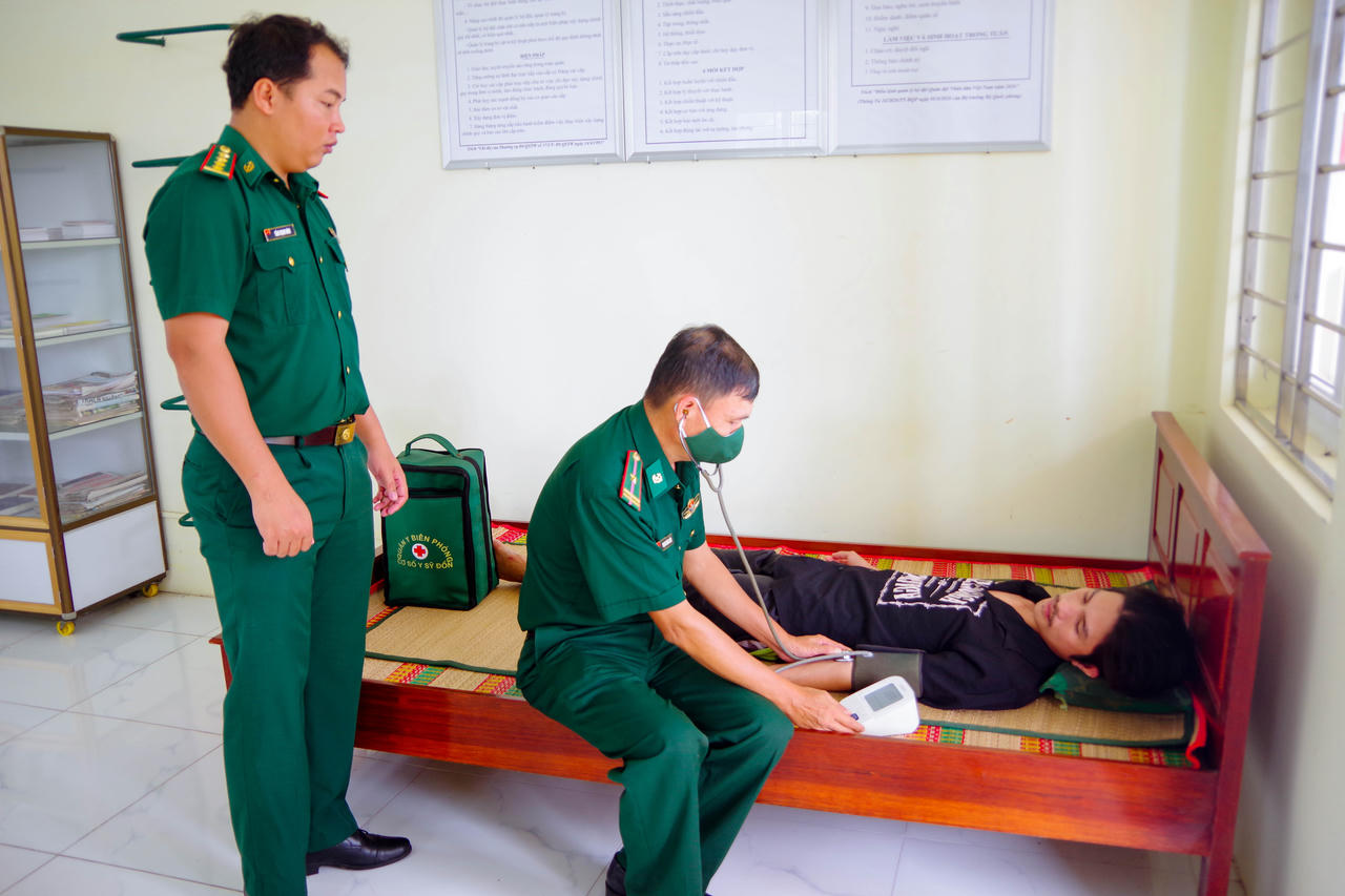 Cán bộ Quân y đồn Biên phòng Trung Bình thăm khám sức khỏe cho các ngư dân. Ảnh: Văn Long