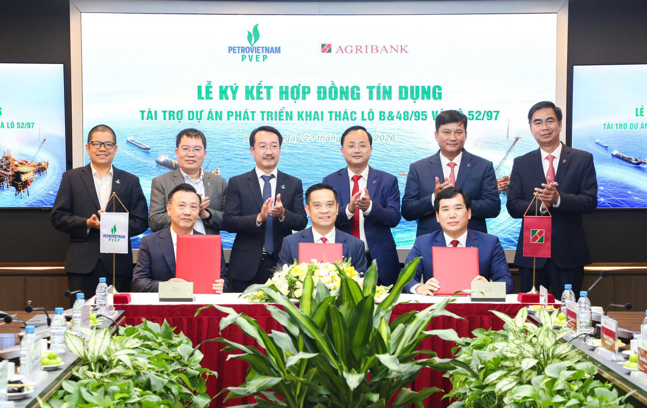 Đại diện Agribank và PVEP thực hiện nghi thức ký kết Hợp đồng tín dụng. 