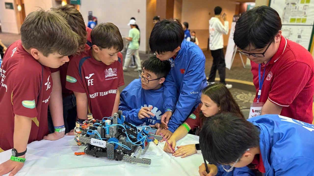 Học sinh Việt Nam giao lưu, trao đổi kinh nghiệm về thiết kế, lập trình robot với bạn bè quốc tế.