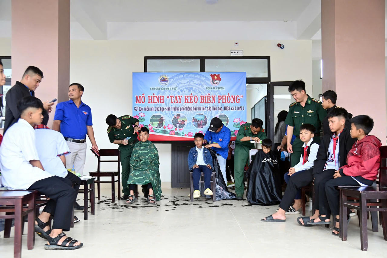 Đồn Biên phòng cửa khẩu A Đớt phối hợp với Đoàn Thanh niên xã A Lưới 4 và nhà trường tổ chức hoạt động “Tay kéo Biên phòng”, cắt tóc miễn phí cho học sinh. (Ảnh: G.Hưng)