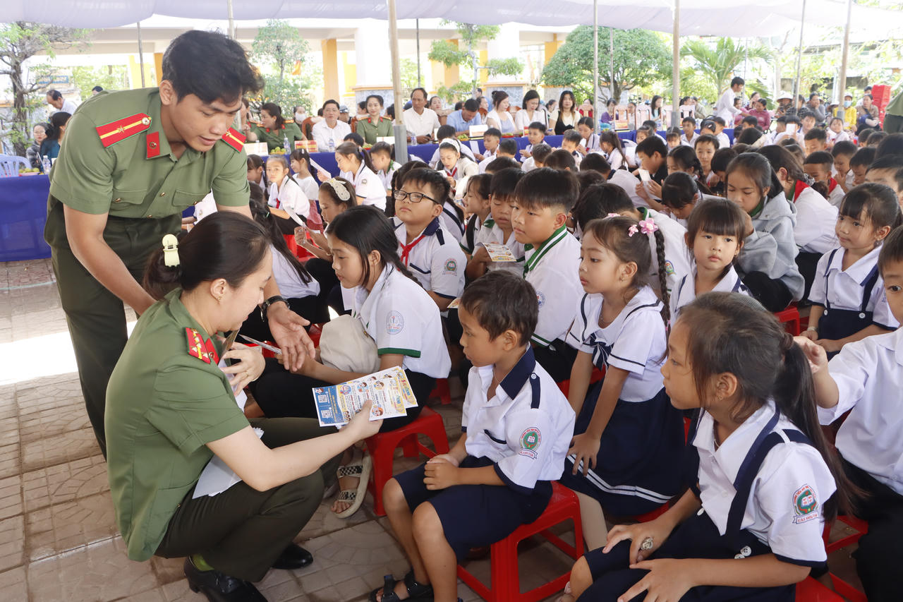 Trung thu yêu thương đến với trẻ em Cà Mau