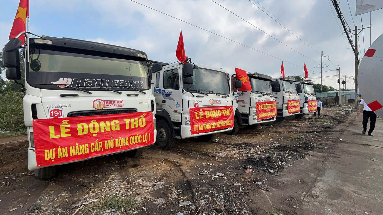 Lễ động thổ đánh dấu bước triển khai quan trọng của dự án nâng cấp, mở rộng trục Quốc lộ 1 tại cửa ngõ phía Tây TP.HCM. Ảnh: Xuân Dần