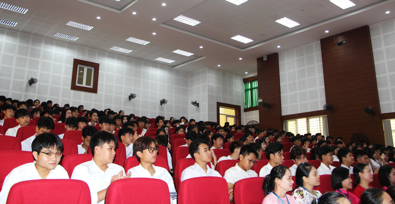 Các tân sinh viên Khóa 51 trong ngày đầu bước vào giảng đường đại học. (Ảnh: M.P)