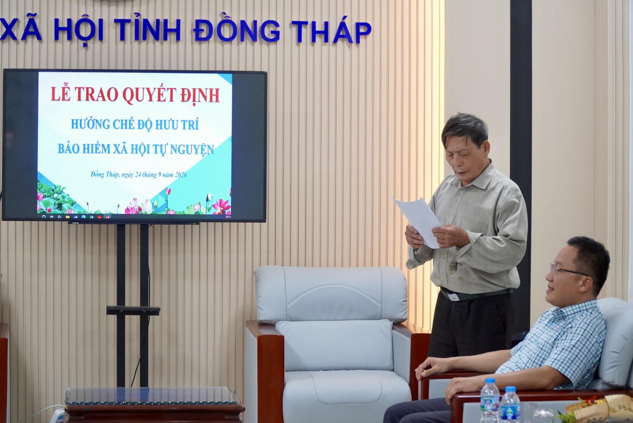 ông Nguyễn Văn Lùm chia sẻ cảm nghĩ khi nhận quyết định hưởng chế độ hưu trí. Ảnh: Kim Ngân