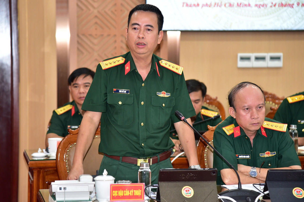 Đại tá Trần Thế Anh, Phó Chủ nhiệm Hậu cần - Kỹ thuật Quân khu phát biểu. Ảnh: QK7