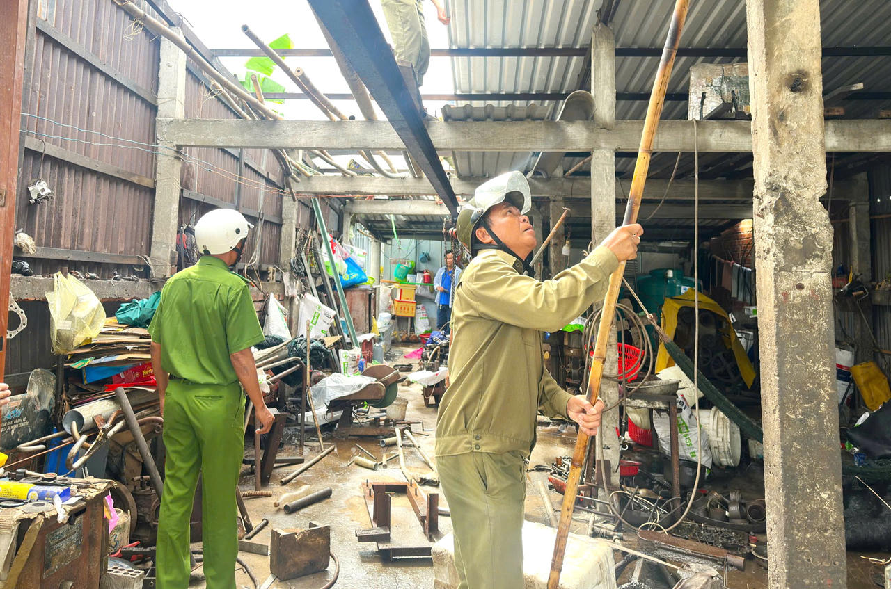Mưa lớn kèm giông lốc làm nhiều hộ dân tại ấp Cái Đôi, xã Phú Tân bị ảnh hưởng nặng (Ảnh: H.Đ).