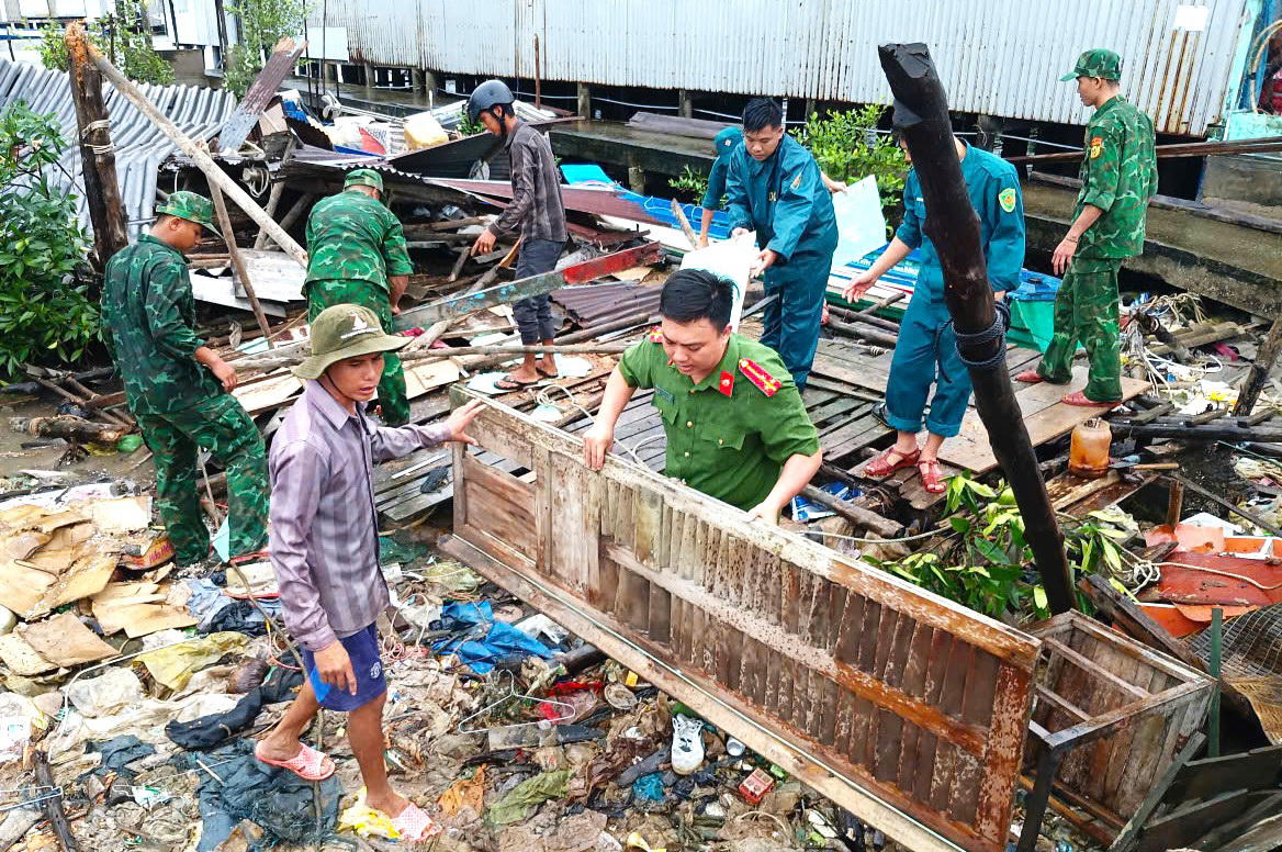 Chung sức giúp người dân Cà Mau khắc phục hậu quả mưa giông