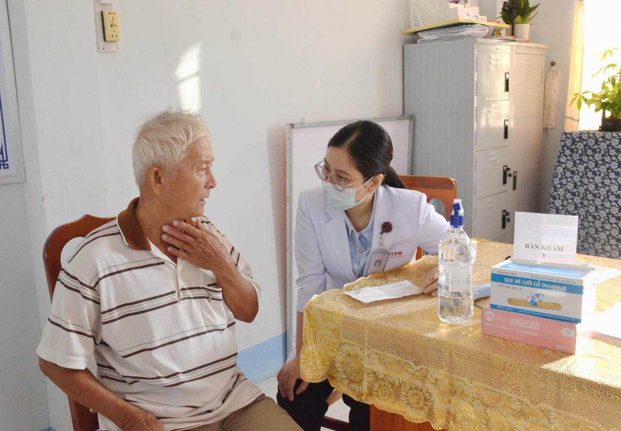 Bác sĩ khám, tư vấn sức khỏe và hướng dẫn người dân chế độ dinh dưỡng phù hợp (Ảnh: T.N).
