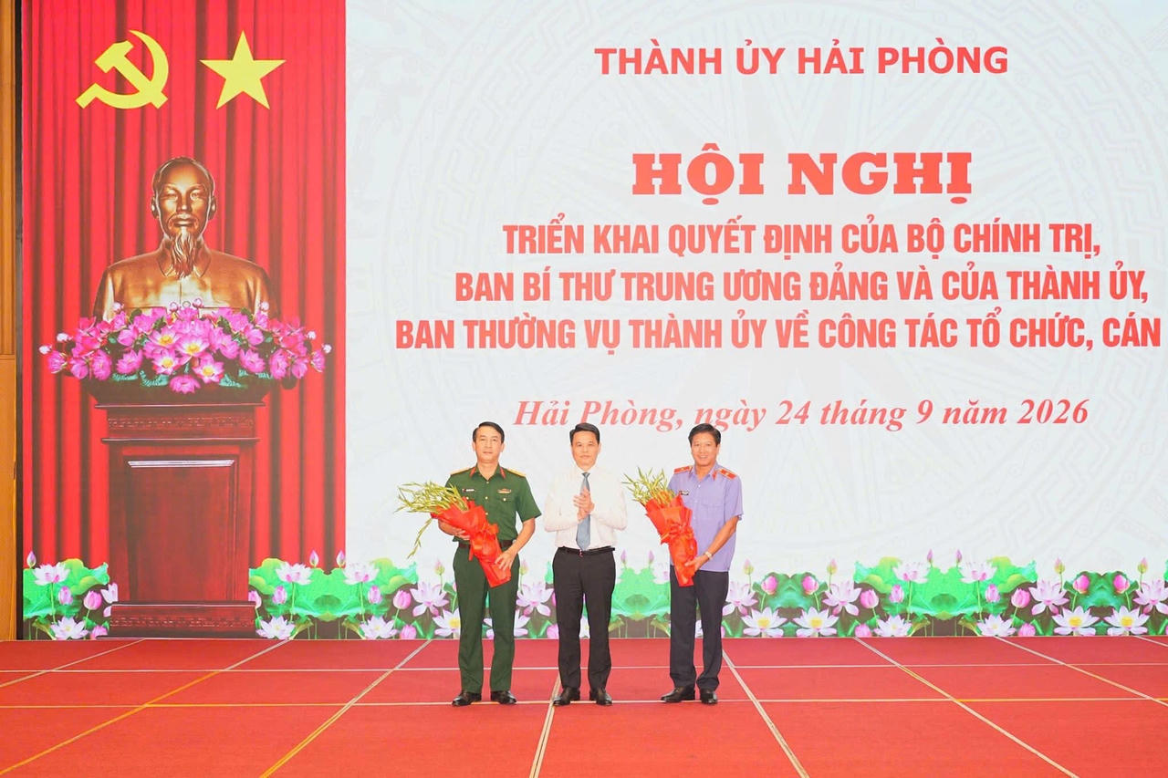 Bí thư Thành ủy Lê Ngọc Châu tặng hoa chúc mừng Thượng tá Đặng Văn Thương và đồng chí Đoàn Anh Phương.