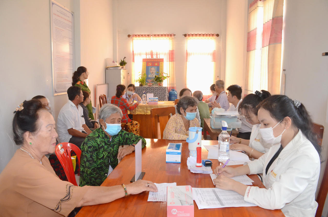 Y, Bác sĩ khám sức khỏe định kỳ, sàng lọc bệnh cho người dân theo lộ trình giai đoạn 2026–2030 trên địa bàn xã Hưng Hội (Ảnh: T.N).
