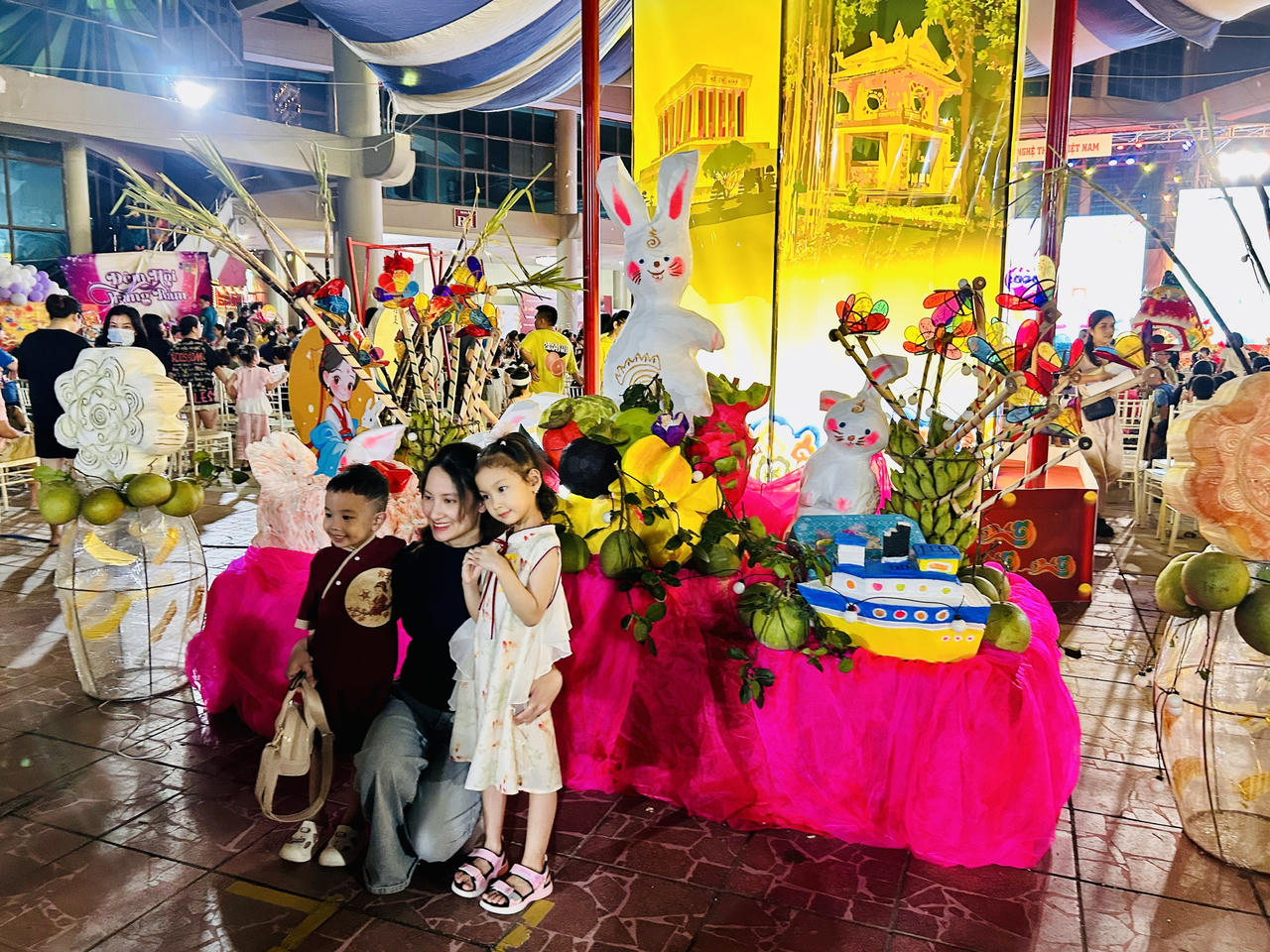 Chụp ảnh kỷ niệm bên mâm ngũ quả, đèn kéo quân (Ảnh: Thùy Dương).