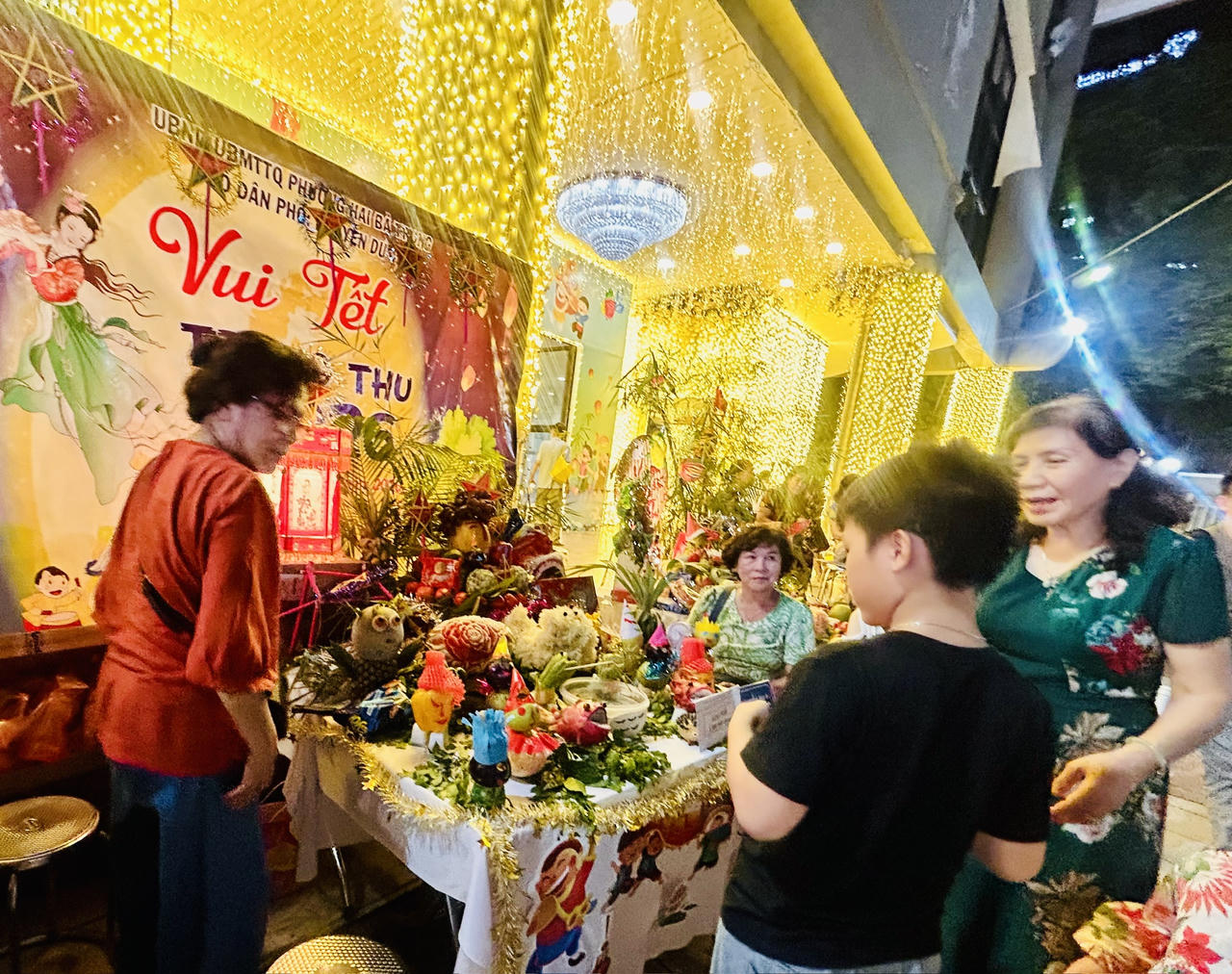 Hội thi "Bày mâm cỗ Trung thu" (Ảnh: Thùy Dương).