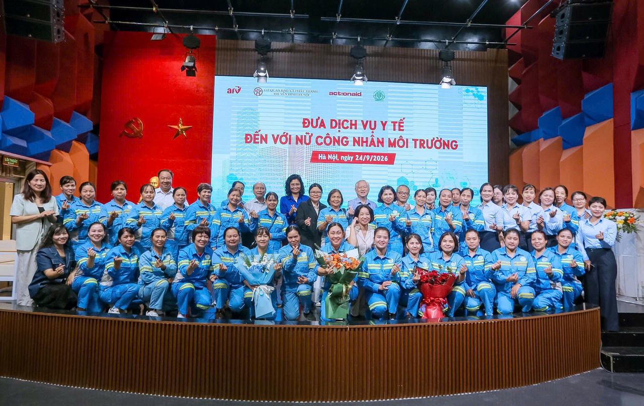 Các đại biểu chụp ảnh lưu niệm.