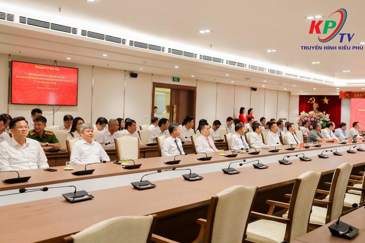 Công bố và trao các Quyết định của Ban Bí thư Trung ương Đảng và Ban Thường vụ Thành ủy Hà Nội về công tác cán bộ