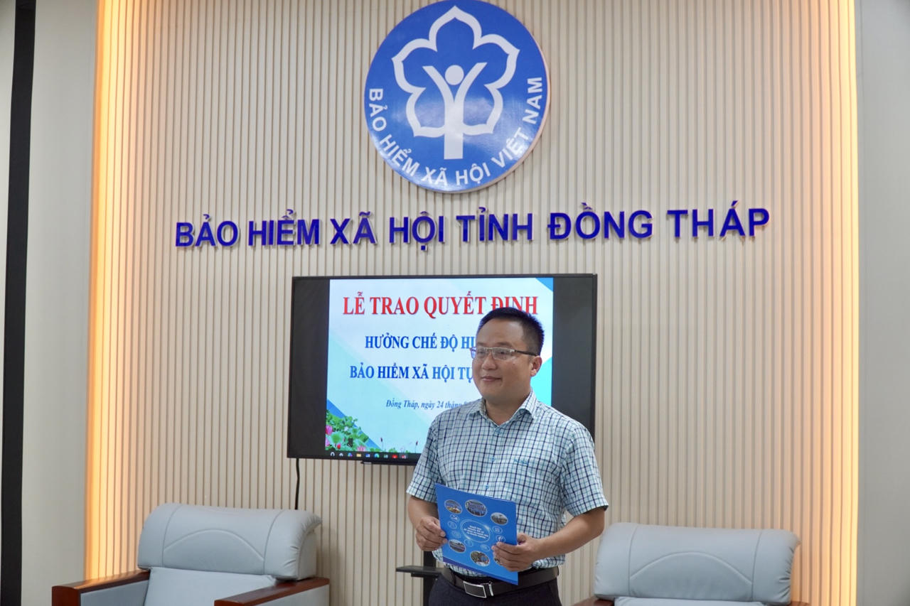 Ông Huỳnh Hữu Phúc – Phó Giám đốc BHXH tỉnh Đồng Tháp phát biểu tại lễ trao quyết định. Ảnh: Kim Ngân