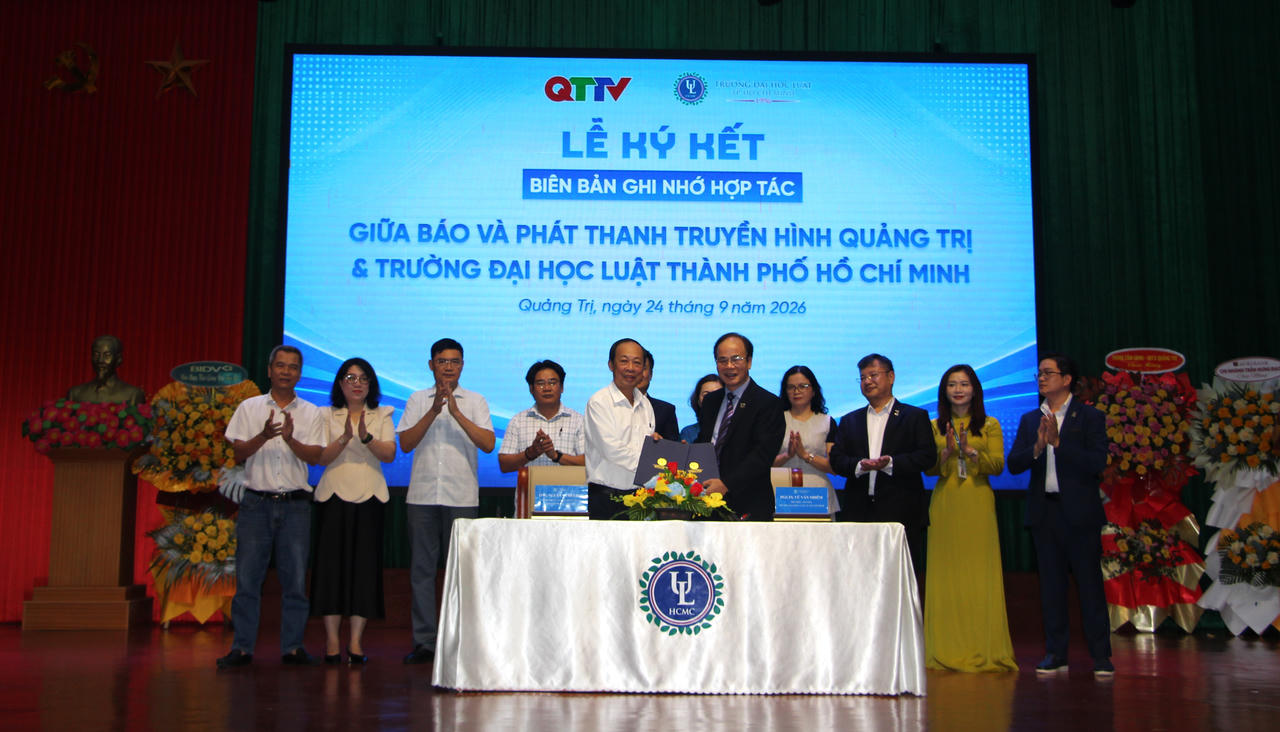 Đại diện ULAW và Báo và Phát thanh, Truyền hình Quảng Trị ký kết Biên bản ghi nhớ hợp tác. (Ảnh: M.P)